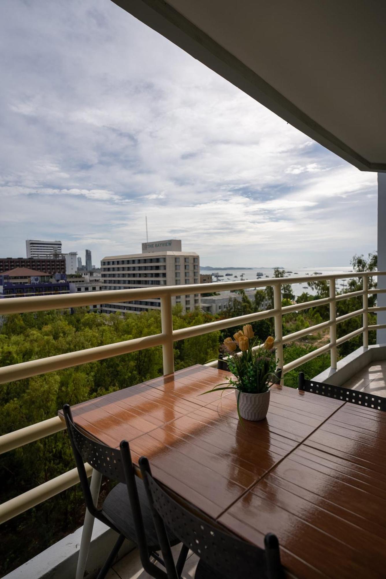 Vtsix At View Talay 6 Hotel Pattaya Exterior photo